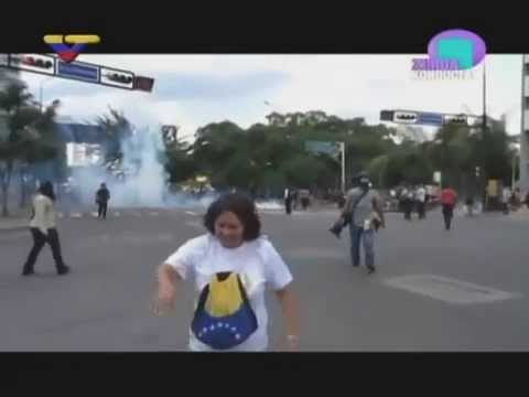Video ZKVTV: Ataque al Ministerio de Turismo con molotovs, piedras y explosivos