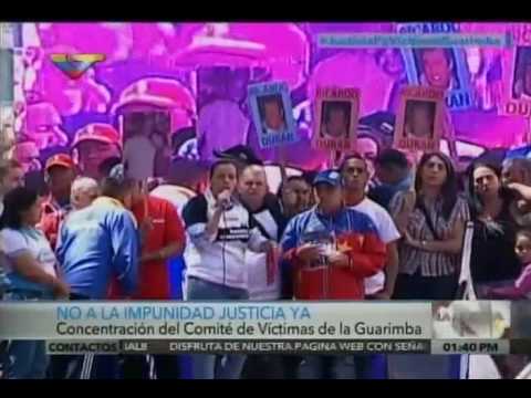 Desiree Cabrera, del Comité de Víctimas de las Guarimbas, lee documento entregado a Fiscalía