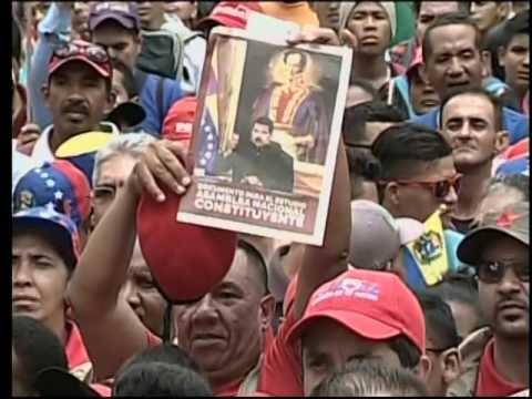 Maduro lee decreto con las bases comiciales de la Asamblea Nacional Constituyente