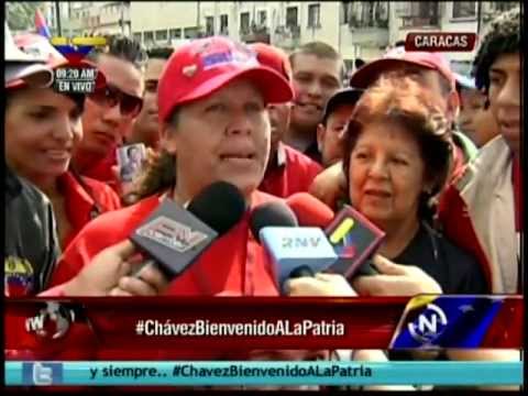 &quot;Chávez llegó caminando&quot;, asegura señora que trabaja en el Hospital Militar