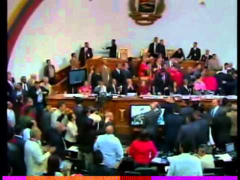 Alfonzo Marquina y otros diputados se caen a golpes durante memoria y cuenta en Asamblea Nacional