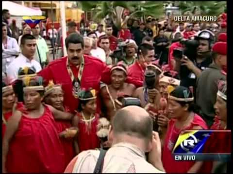 Nicolás Maduro baila con indígenas de la etnia warao en Delta Amacuro