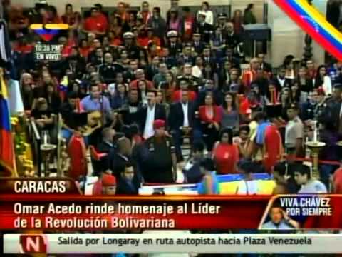 El ex-Salserín Omar Acedo homenajea al Comandante Hugo Chávez en su capilla ardiente