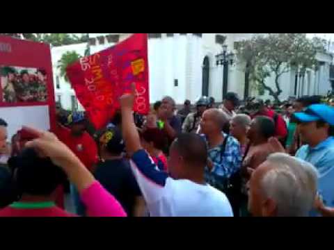 El pueblo recuperó afiches de Chávez desechados por Ramos Allup en Asamblea Nacional