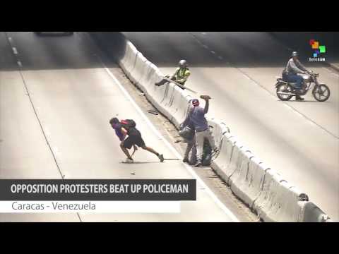 Otro ángulo de la brutal agresión a efectivos de la PNB por encapuchados opositores