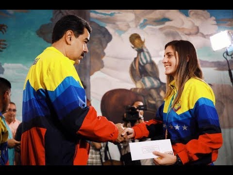 Presidente de Venezuela condecora a atletas que participaron en Panamericanos 2019