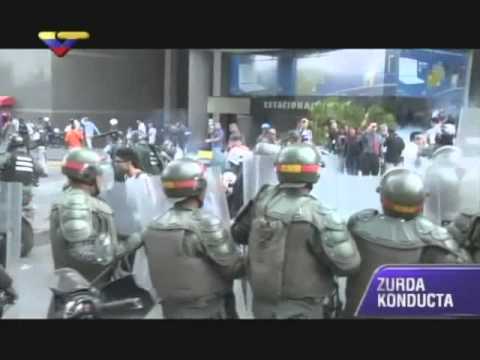 Fotógrafos opositores dirigen a la gente en acciones contra la GNB para liberar guarimberos