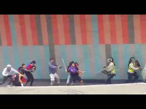 Brutal agresión de opositores contra efectivos de la PNB, 18 de mayo 2016