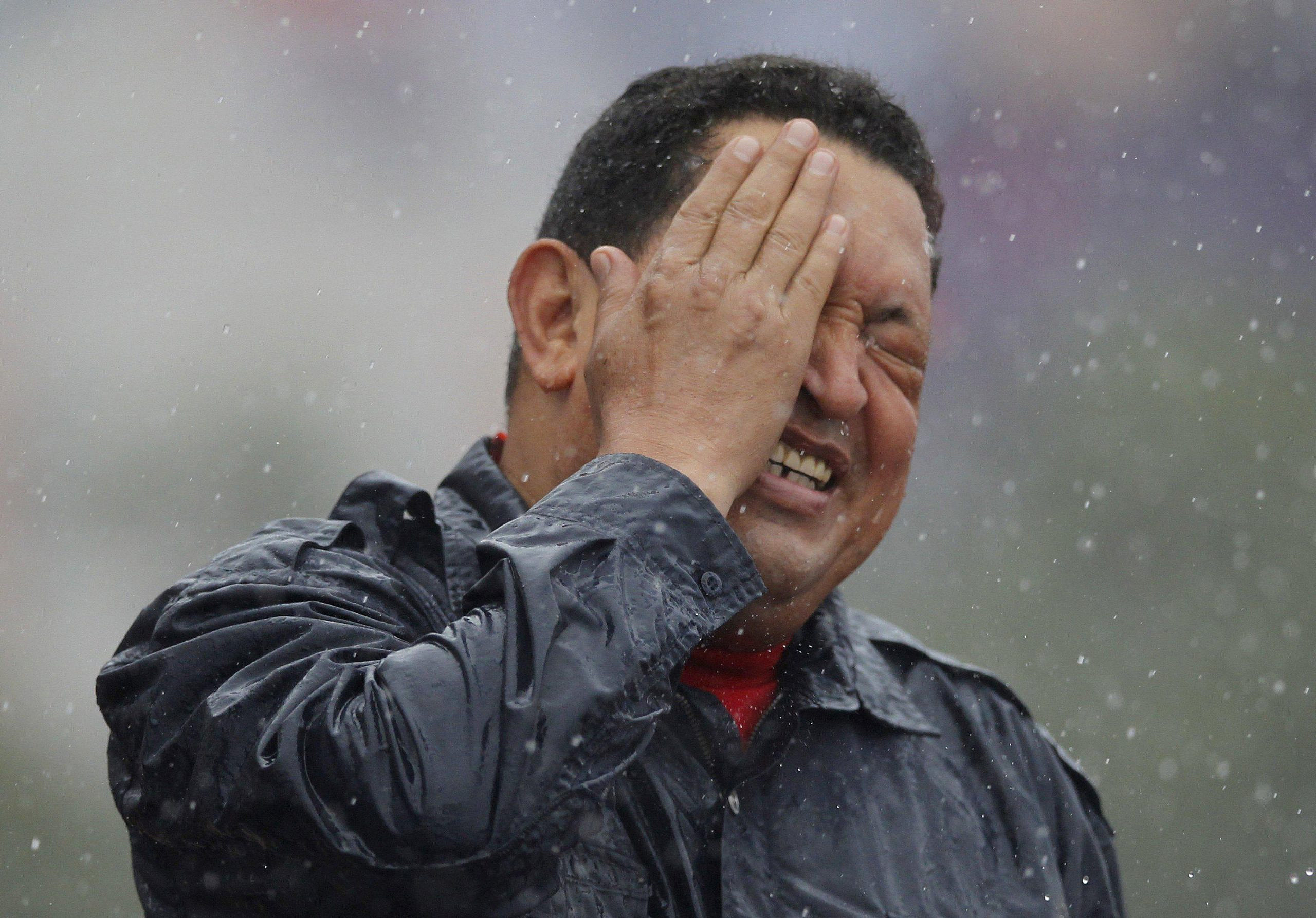 EN FOTOS: Chávez y su pueblo bajo la lluvia del Cordonazo de San Francisco  – Alba Ciudad 96.3 FM