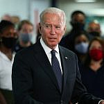 VIDEO: Biden rechaza contestar preguntas sobre Afganistán y se pierde en una sala de conferencias