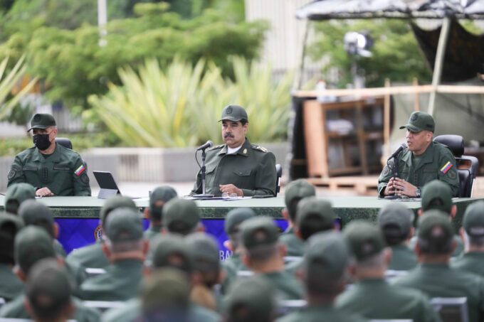 President Maduro presents a report on Venezuela's fight against TANCOL paramilitaries. Photo: Presidential Press.