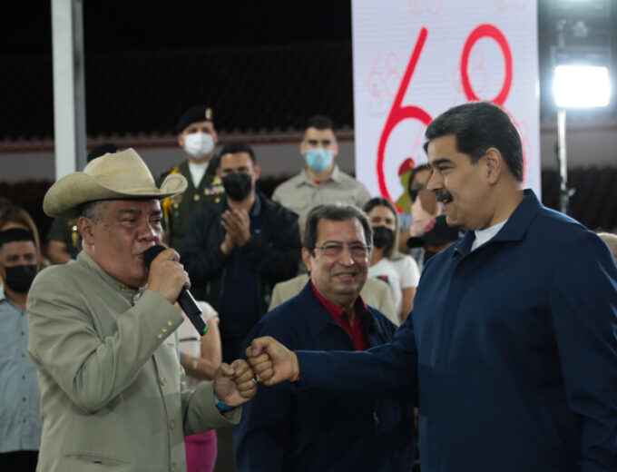 President Maduro felicitates participants at the ceremony celebrating 68 years of birth of Hugo Chávez. Photo: Presidential Press.