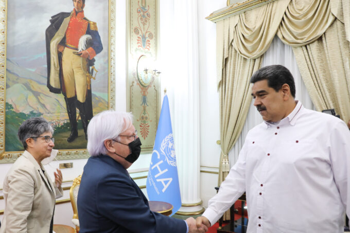President Maduro shakes hands with UN Under-Secretary-General for Humanitarian Affairs Martin Griffiths at Miraflores Palace, Caracas. Photo: Presidential Press.