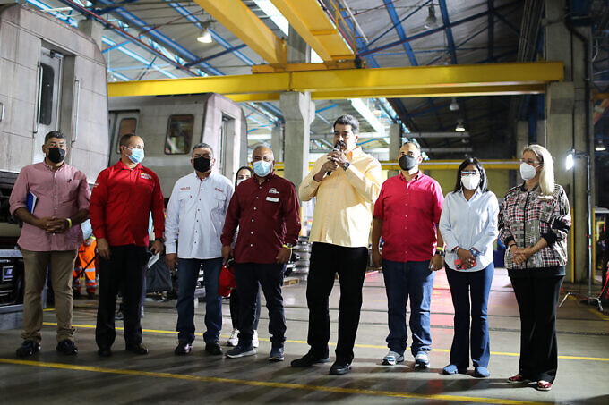 President Maduro speaks in the workshops of Caracas Metro. Photo: Presidential Press.