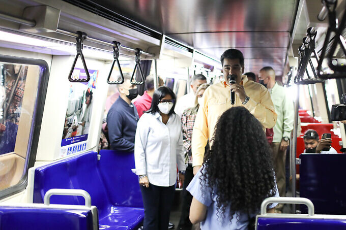 President Maduro and Vice President Delcy Rodríguez with Caracas Metro workers inside a metro coach. Photo: Presidential Press.