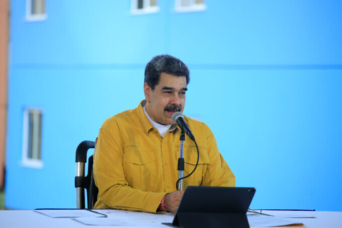 President Maduro speaks at an event where homes were delivered to people in Miranda state. Photo: Presidential Press.