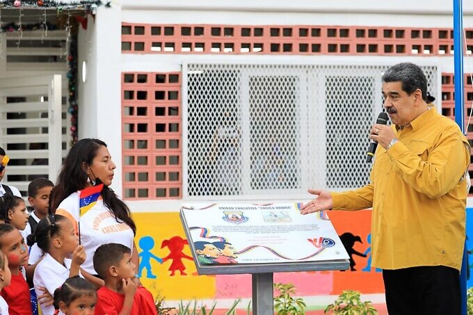 President Maduro speaks to people in Valles del Tuy, Miranda state, on delivering homes to families there. Photo: Presidential Press.