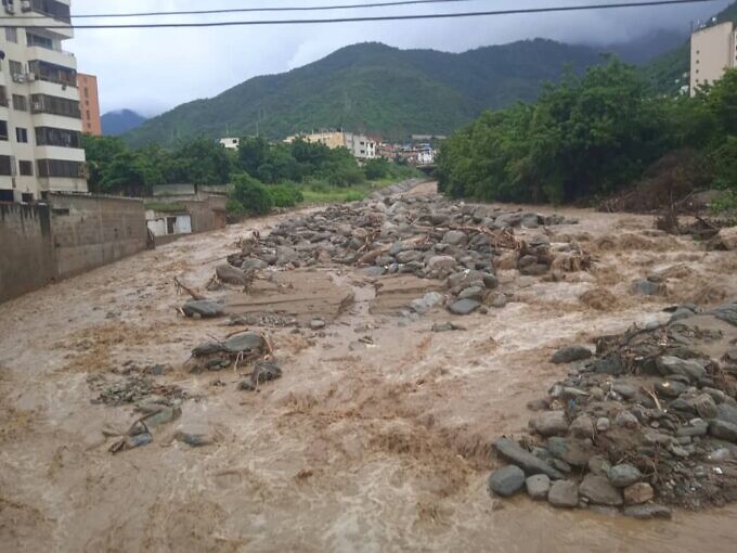 Heavy flow of El Cojo river in Macuto. Photo: Jesús Gazzaneo.