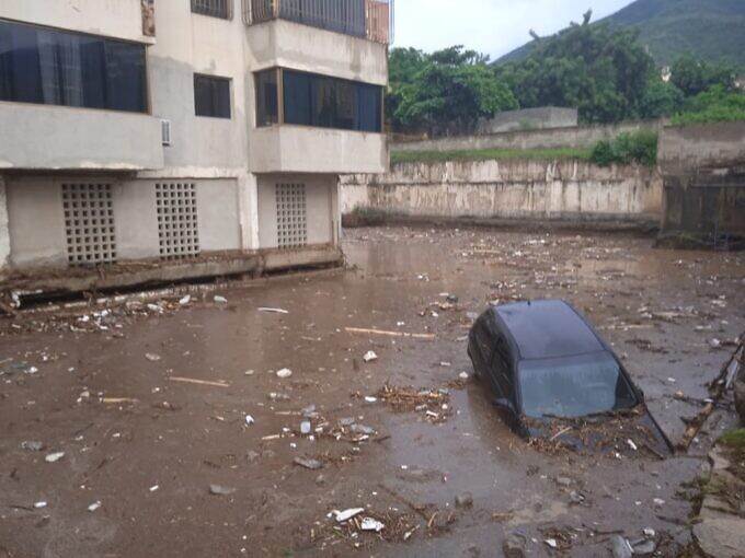 Flooding inside Aguamarina residence in Macuto parish. Photo: Jesús Gazzaneo.