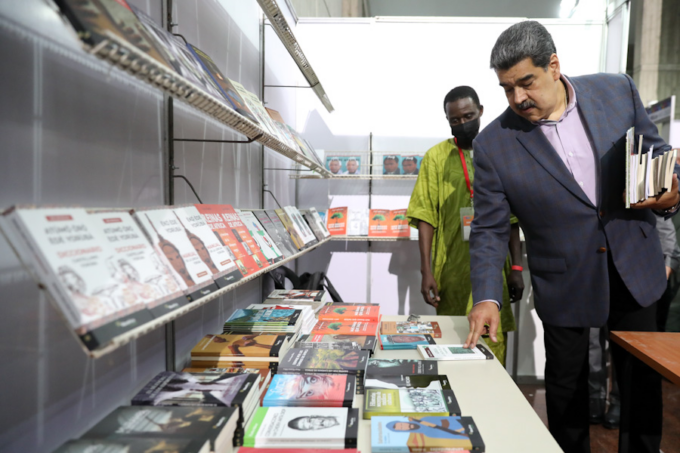 President Maduro looks at books displayed at FILVEN. Photo: Presidential Press.