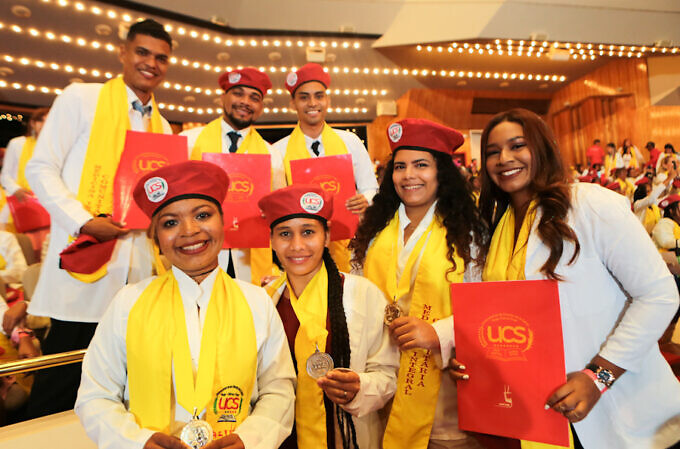 New medical graduates pose with their degrees. Photo: Presidential Press.