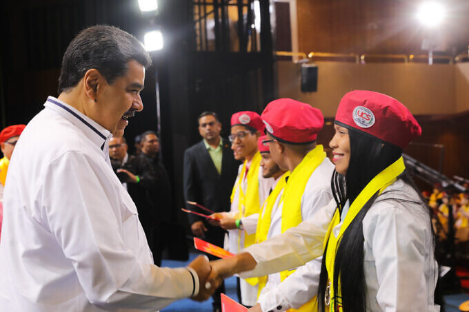 President Maduro congratulates new medical graduates. Photo: Presidential Press.