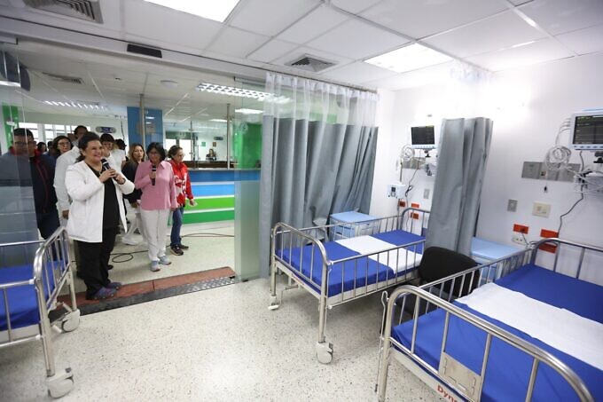 Venezuelan Vice President Delcy Rodríguez tours the newly revamped emergency section of the University Clinical Hospital, accompanied by personnel of the hospital. Photo: Twitter/HUC_VE.