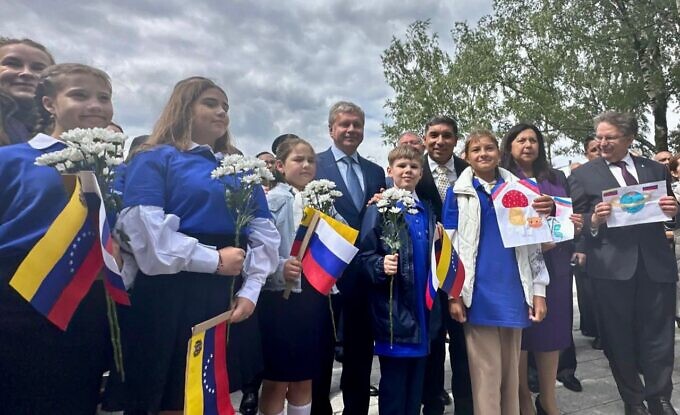 A group of children, flying the flags of Venezuela and Russia, performed Brazilian singer Roberto Carlos' song 'I only want.' Photo: Prensa Latina.