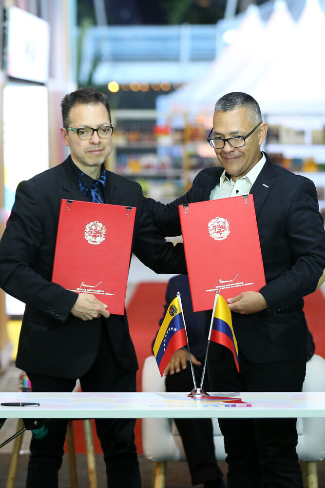 Colombian Culture Minister Juan David Correa (left) and Venezuelan Culture Miniter Ernesto Villegas (right) sign a binational memorandum of understanding on cultural matters. Photo: Presidential Press.