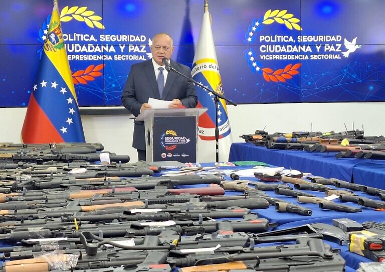 Diosdado Cabello informó del decomiso de 400 armas, la detención de un navy seal estadounidense y dos españoles implicados en plan terrorista