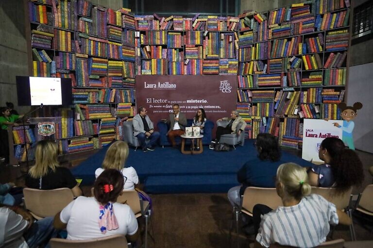 Ministro Villegas presenta su libro Maja Mía en la 15ª Feria del Libro de Caracas