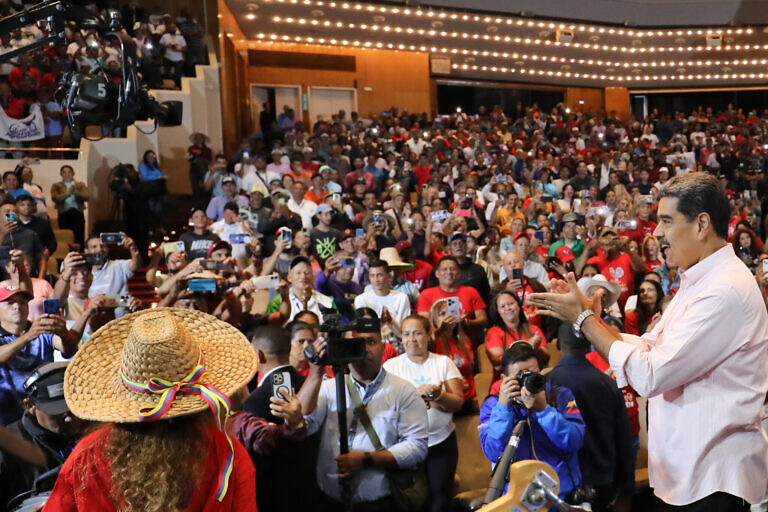 Presidente Maduro aprueba recursos para artesanos de Tintorero