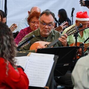 La plaza de la Juventud retumbó con parrandas y aguinaldos tradicionales al son de la Orquesta Típica Nacional (+Fotos)