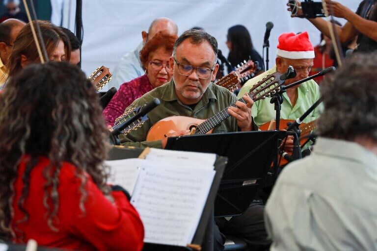 La plaza de la Juventud retumbó con parrandas y aguinaldos tradicionales al son de la Orquesta Típica Nacional (+Fotos)