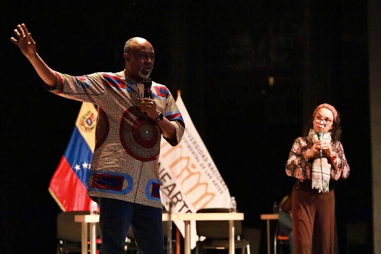 Hassane Kouyaté disertó sobre el valor del arte hecho en casa por encima de los valores occidentales