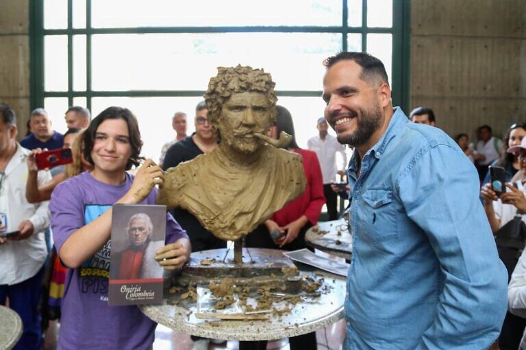 Josué Benjamín Figueroa realizó hermoso homenaje escultórico al maestro Edgar Álvarez Estrada (+Fotos)