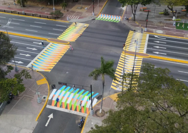 Renuevan los pasos peatonales que rodean el Museo de la Estampa y del Diseño Carlos Cruz Diez