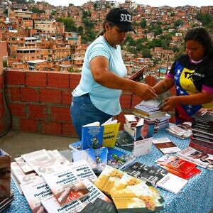 Ruta comunal de Filven Miranda entregó libros en el sector Colinas de la Bombilla de Petare