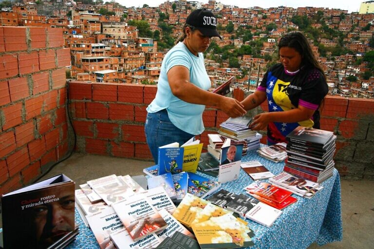 Ruta comunal de Filven Miranda entregó libros en el sector Colinas de la Bombilla de Petare