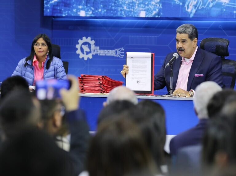 Maduro firma Decreto de Emergencia Económica: Conozca su contenido