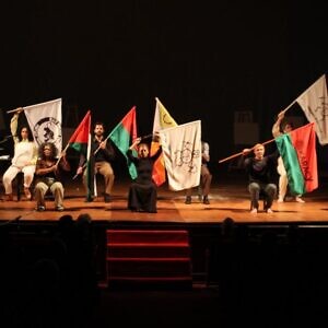 La obra teatral brasileña Laberinto del fascismo impactó al público en el Teatro Municipal