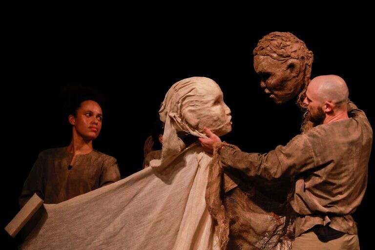 Hermosa adaptación sudafricana de “Hamlet” cautivó al público del FITP 2025 en el Teatro Municipal (+Fotos)