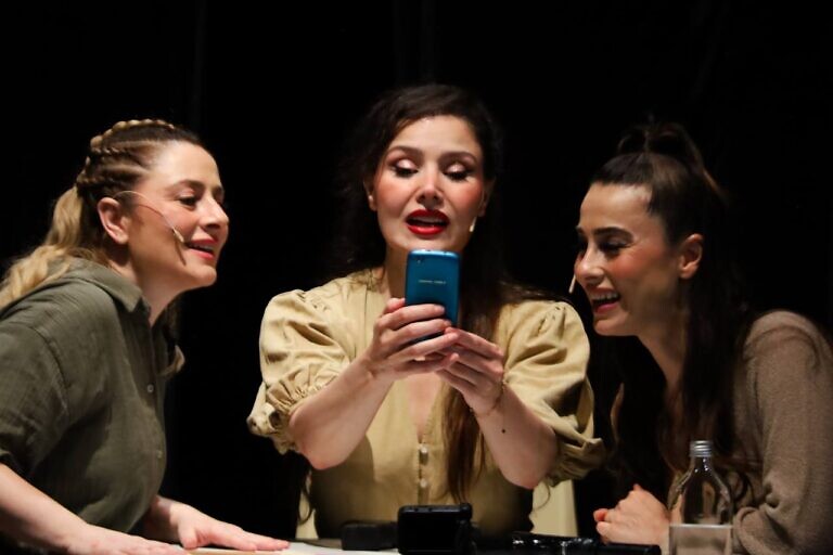 Obra turca “Esperando a tres hermanas” se estrenó en el FestivaI Internacional de Teatro Progresista