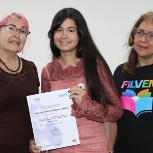 Indira Herrera recibió  certificado como una de las ganadoras del 1er Concurso Nacional Juvenil Teresa de la Parra