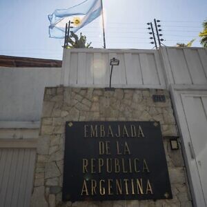 Cinco opositores venezolanos salieron de la embajada de Argentina: Periodistas refutan supuesta operación de rescate