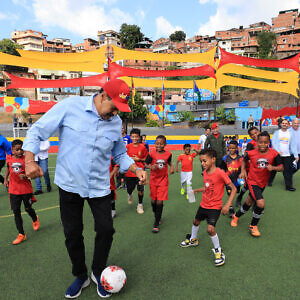 Maduro realiza entrega de espacios deportivos en Mesuca
