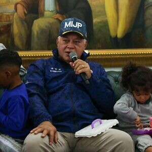 Arribó nuevo grupo de siete niños retenidos por Estados Unidos
