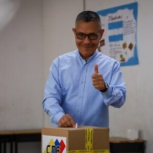 Ministro Ernesto Villegas invitó a participar en elecciones y consulta popular de este domingo