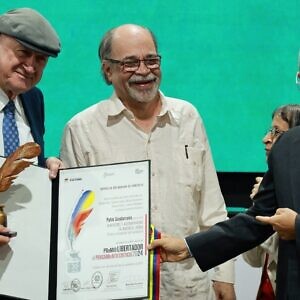 Pablo Guadarrama recibe el Premio Libertador al Pensamiento Crítico en medio de ataques contra Venezuela