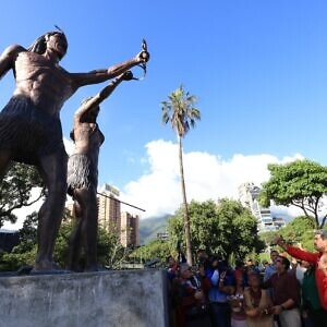 Presidente Maduro inauguró monumentos a los caciques Guaicaipuro y Urquía en el Día de la Resistencia Indígena